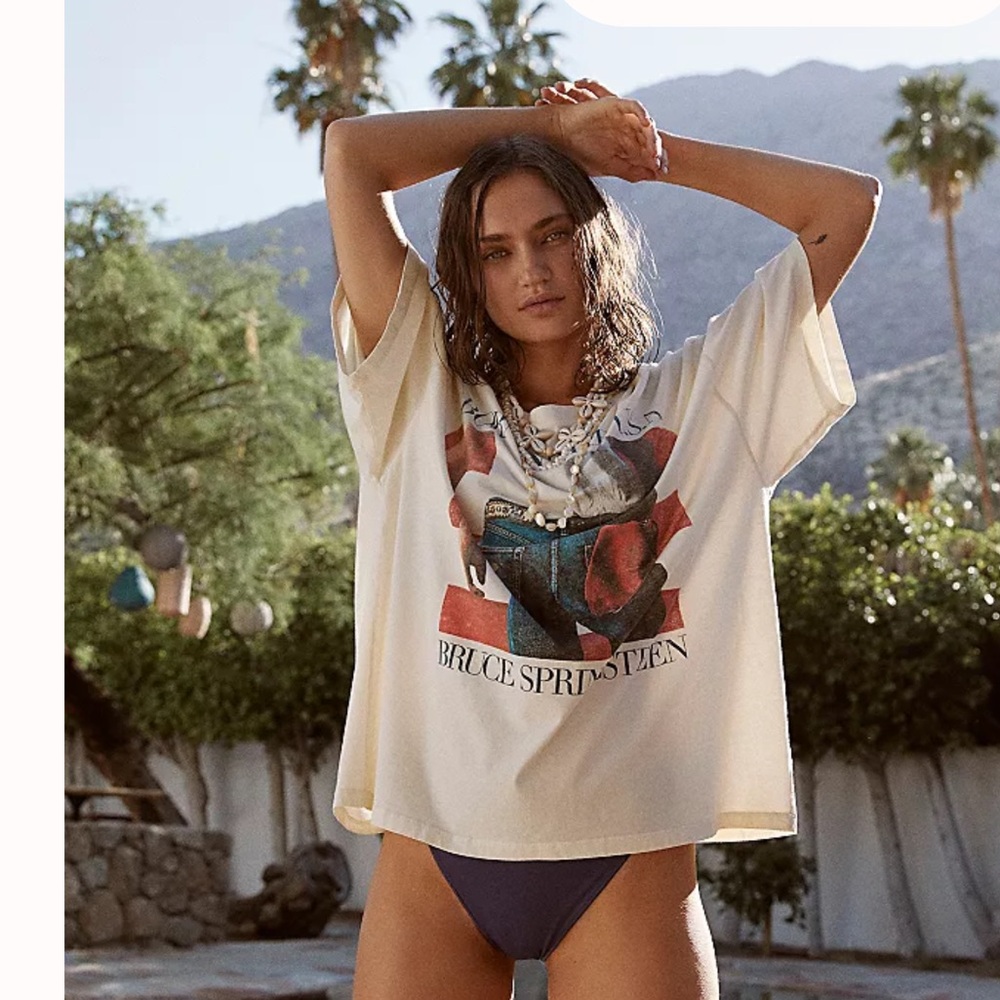 NEW! DAYDREAMER Bruce Springsteen Graphic Tee in Cream with Red & Blue Print - Picture 1 of 6